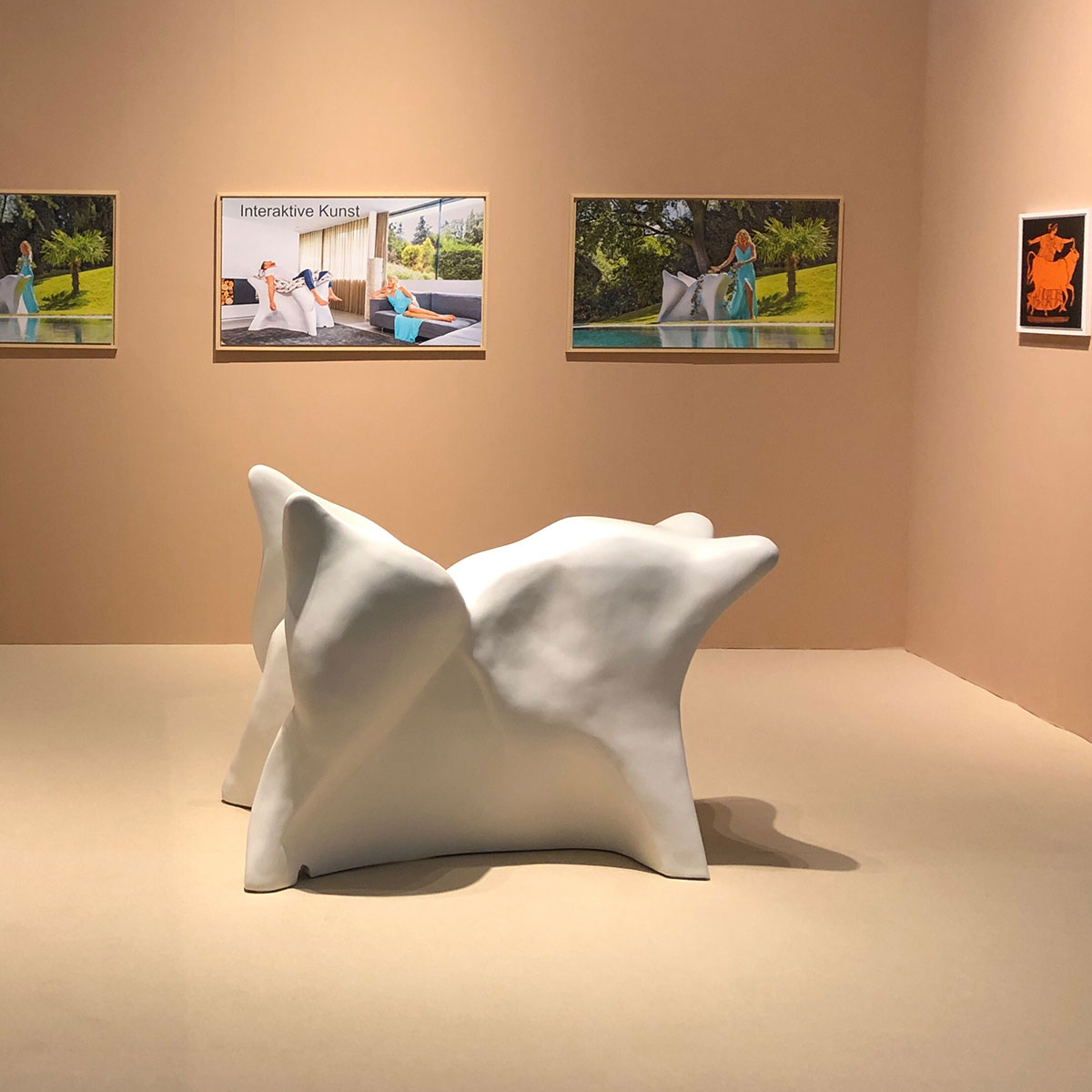 Joachim Ackva: Pegauros / Skulptur mit Liegefläche / Kunstharz, 78x105x153cm Image: Interaktive Kunst Joachim Ackva
